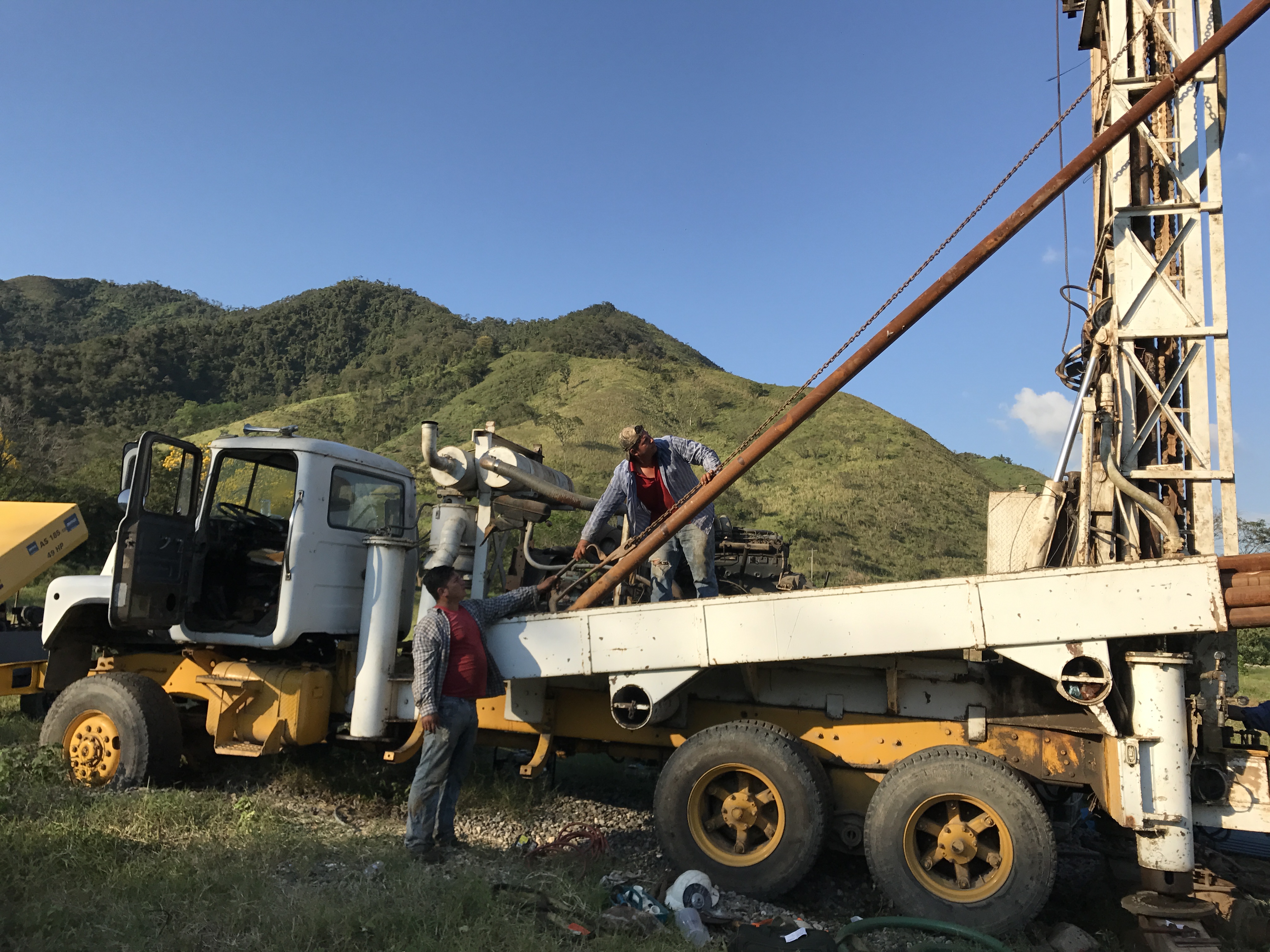 Mountain of Hope well rig at Esperanza April 2017